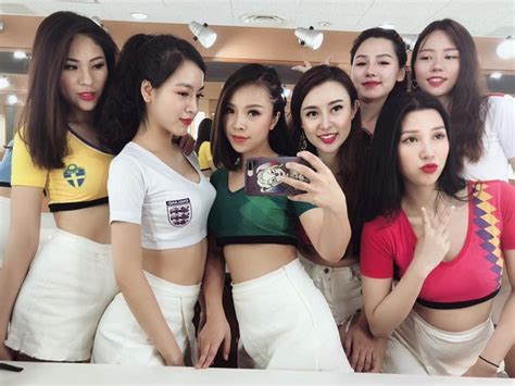 Dàn hot girl cổ vũ World Cup tưng bừng trước giờ G