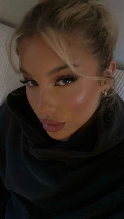 In Nude Lip Makeup Soft Makeup Looks Glossy Makeup