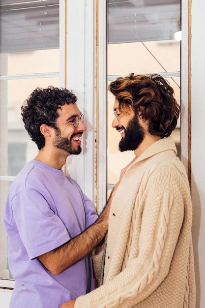 Pareja De Hombres Gay Sonriendo Y Dando Afecto Foto Premium