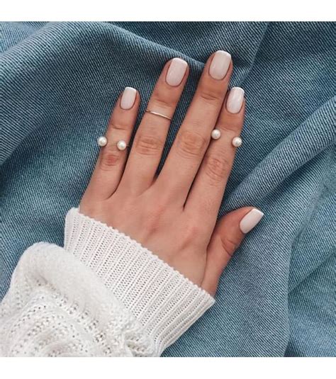 Les plus beaux vernis nude pour la rentrée Vernis à ongles Idées manucure Manucure