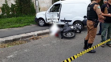 Motociclista morre na hora após bater contra furgão no Água Verde