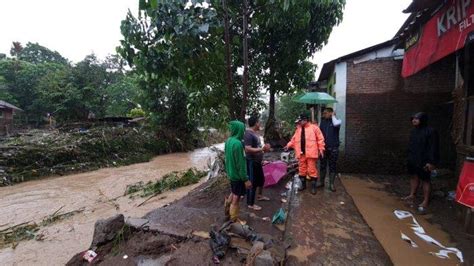 1 Orang Tewas Tertimpa Longsoran Tebing Akibat Banjir Di Garut Berita