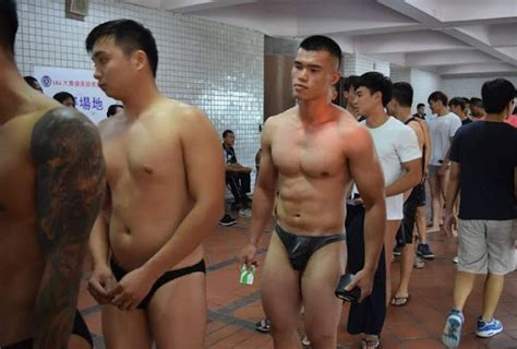 Con trai Trung Quốc nude để khám nghĩa vụ quân sự Tạp chí đồng tính nam
