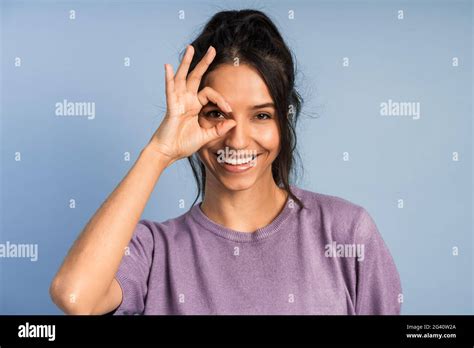 Positive Brunette Montre Un Signe Ok Met Ses Doigts Ses Yeux Jolie Fille Qui Chante Sur Un