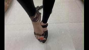 Femboy Muestra Los Pies Con Tacones Altos Y Esmalte De U As Xvideos