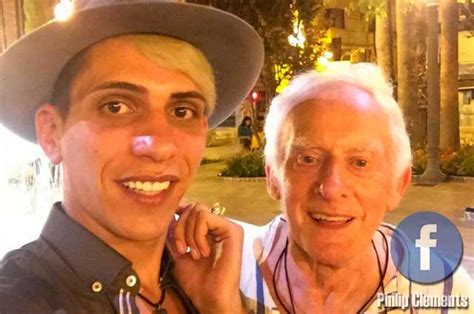 SACERDOTE GAY de años se Casa con su Novio de años luego de poco tiempo el joven lo deja