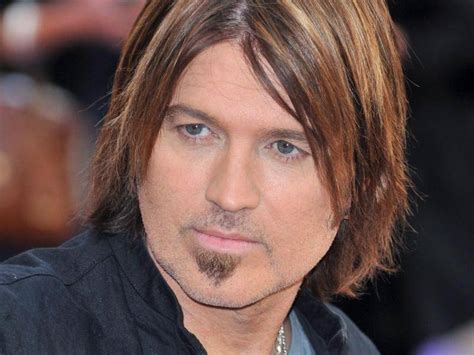 Billy Ray Cyrus Steht Hinter Seiner Tochter Miley