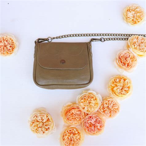 Маленькая кожаная сумка с цепью «Свободные руки» купить в интернет ...