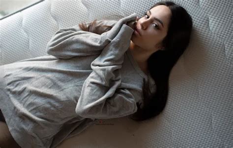 Wallpaper Girl Model Brunette In Bed Indoors Sweater Mauro Saranga Mattresses For Mobile