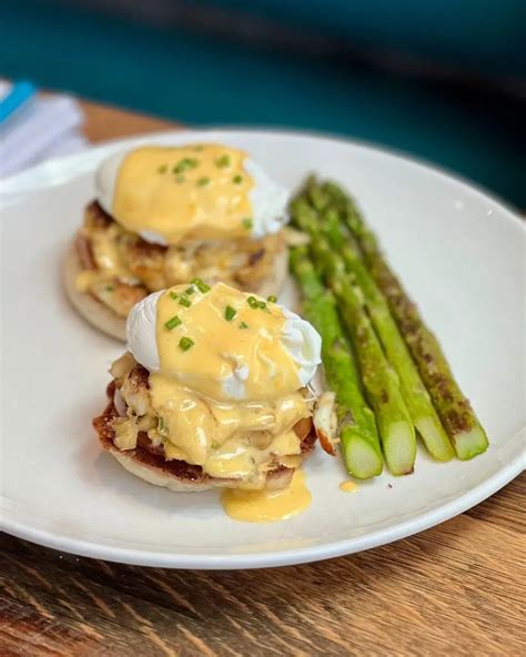 Easy Eggs Benedict With Hollandaise Sauce Recipe