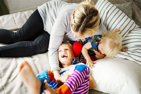 Мама играет с детьми — в помещении, Элементарный возраст - Stock Photo ...