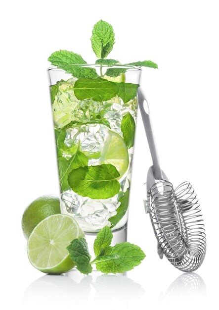 Copa de cóctel alcohólico de verano Mojito con cubitos de hielo menta