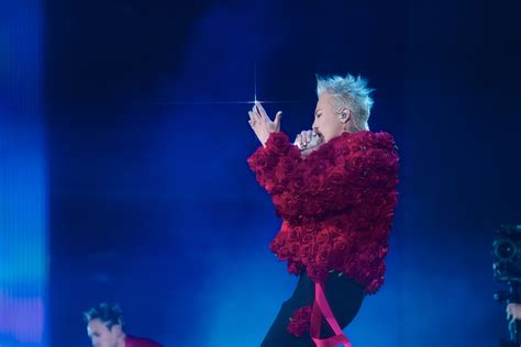 dragon reaffirms  pop icon status  uebermensch concert kpop hit