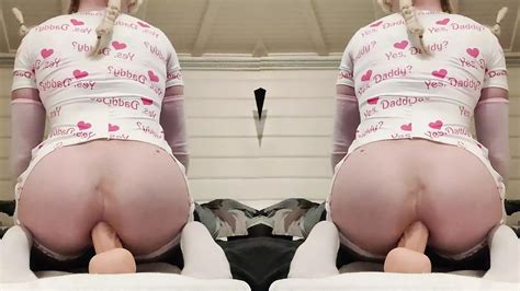 Sissy Som Leker Med En Stor Dildo XHamster