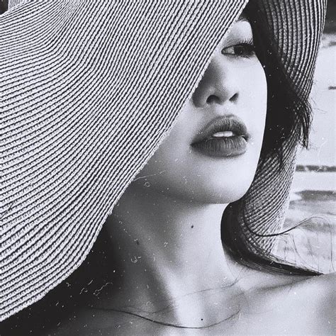 Danh tính hot girl sinh năm tự sắm biệt thự hơn tỷ mua siêu xe Porsche cùng loạt đồ