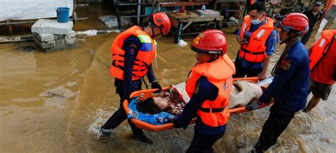 Sube A 66 Cifra De Muertos Por Inundaciones En Indonesia La Neta Neta