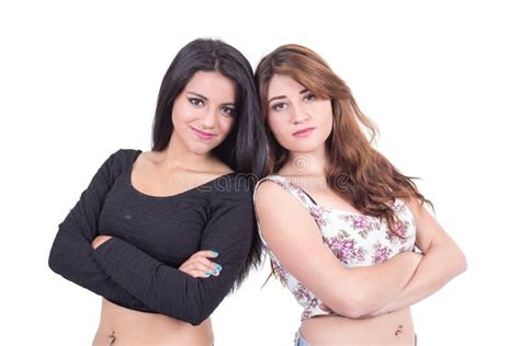Posa Di Due Una Bella Ragazze Fotografia Stock Immagine Di Coppie Brunette 43319366