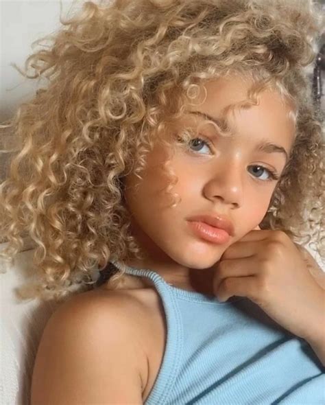 Fille mulâtre blonde et bouclée aux yeux bleus A quoi ressemble l une des plus belles filles du