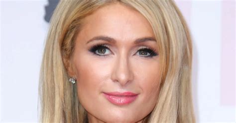 Gwiazda Wie Jak Przyciągnąć Uwagi 43 letnia Paris Hilton Bawi się na Imprezie w Sukni Naked