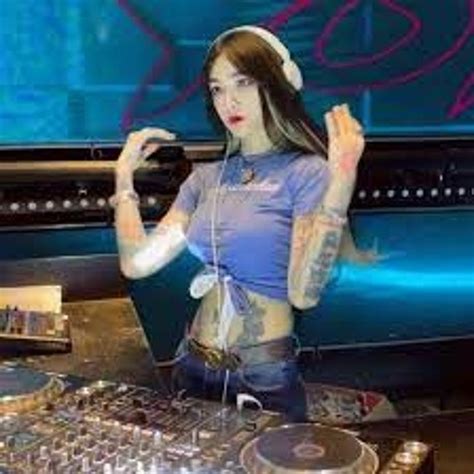 Stream Hãy Để Con Trai Bà Bán Bánh Mì Lo Lo Cho Em Remix Hot Tiktok by sometimes i feel sad