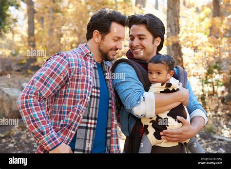Gay couple with baby Banque de photographies et dimages à haute