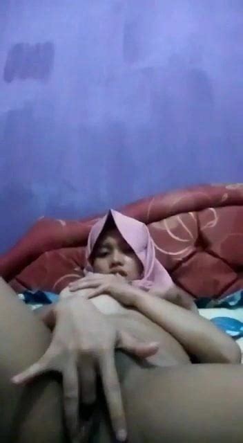Hijab Tudung Jilbab Naughty Girl Fingers Her Pussy XHamster