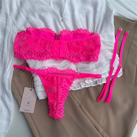 Conjunto de lingerie tomara que caia sutiã sem bojo aro e calcinha string fio dental rosa