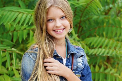 Portrait De Fille Assez Blonde Blueeyed Image Stock Image Du Beau Femelle 61981925