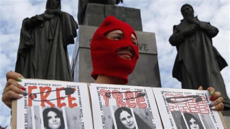 Russie Free Pussy Riot Une Inscription En Lettres De Sang