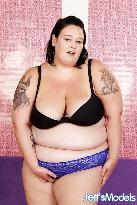 Juicy Plumper Valhalla Lee Gets Naked For You 16 Pics XHamster