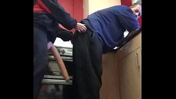 Un hombre gay bisexual te dejaría caminar por detrás de él bajarle los pantalones y follarle el