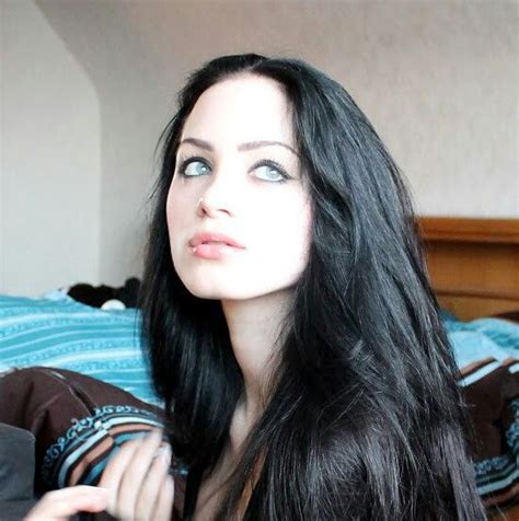 Pale Brunette Beauty Brunette Beauty Stunts Blondes Pale Lovely Beautiful Classy Natural