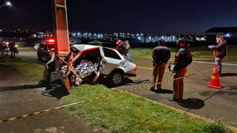 Goionews Motorista morre após perder controle de carro e bate contra