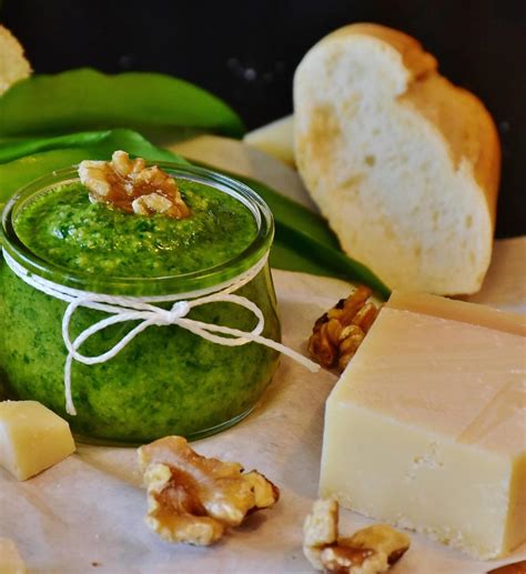 Pesto z liści rzodkiewki Kompan Smaku