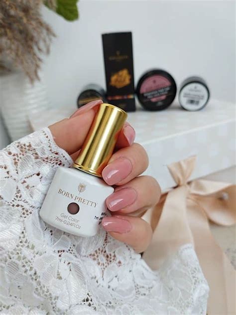 Manichiura perfect nude cu gel și oja semi permanentă