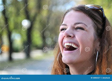 Nette Junge Frau Des Brunette Stockbild Bild von schön haltung 6886427