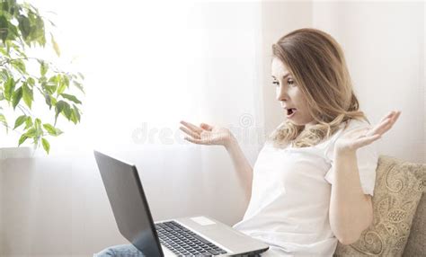 Happy Brunette Frau Mit Laptop Im Bett Am Morgen Stockbild Bild Von Computer Gl Ck