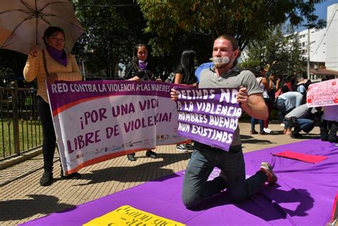 Queman el machismo y exigen justicia por los feminicidios en el Día