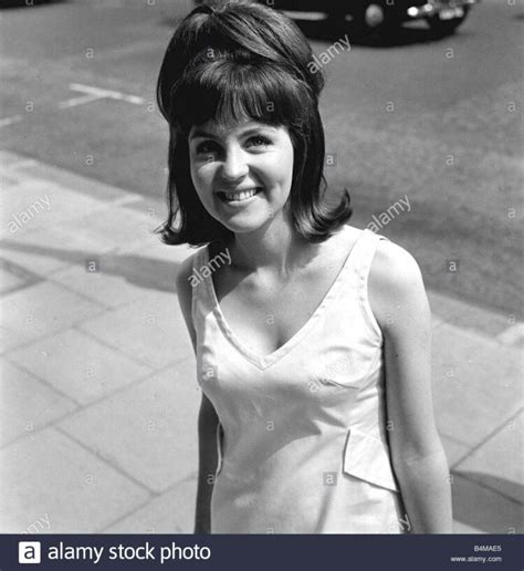 9 Hot Sexy Pauline Collins Bikini Pics