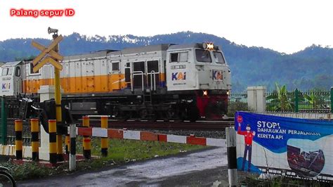 Palang Pintu Kereta Api Railroad Crossing Indonesia Ka Argo