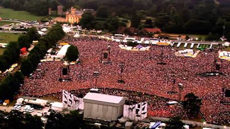Robbie Williams- Strong - Live at Knebworth - YouTube
