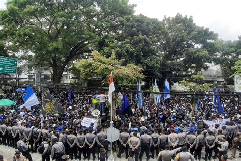 Jelang Laga Kontra Persija Bobotoh Demo Di Depan Kantor Persib GenPI