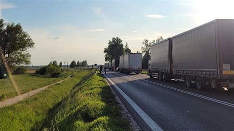 Wypadek na DW 655 Kierowca volvo uderzył w jadącego przed nim