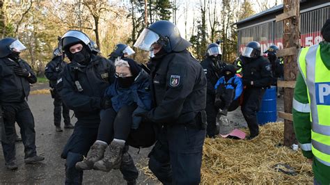 Einsatz In L Tzerath Polizei Mit R Umung Bisher Zufrieden Tagesschau De