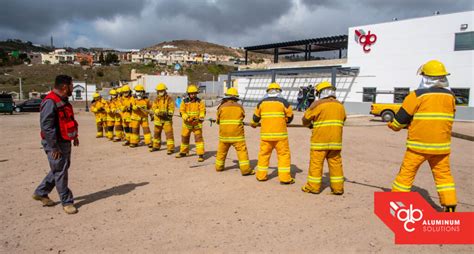 Se preparan brigadistas para proteger a sus compañeros de emergencias