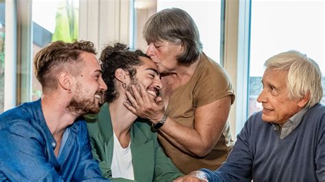 C Mo Reaccionar Cuando Un Hijo Confiesa Que Es Gay Aprende A