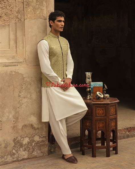 pakistani mens wedding dress   vianaweddingcom