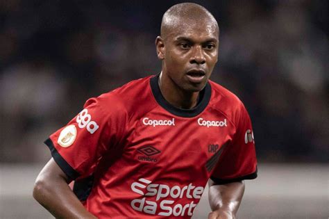 Athletico PR encaminha renovação de contrato Fernandinho