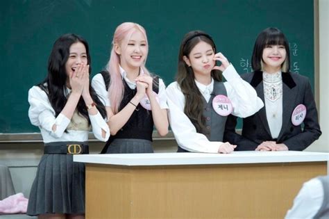 Hot girl cao 1m8 gây chú ý khi diện đồ nữ sinh tôn chân dài miên man