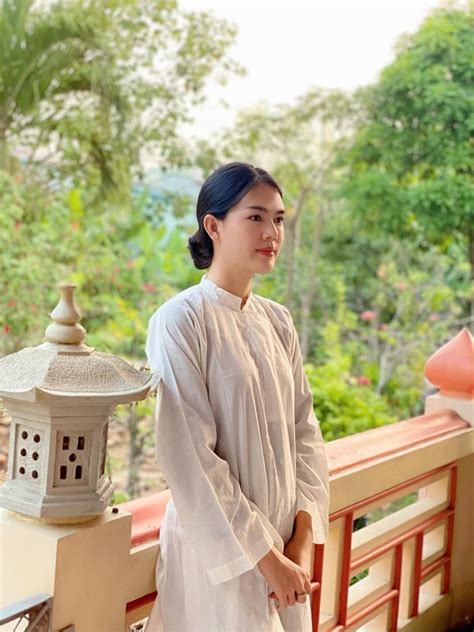 Vừa rời cửa Phật bản sao Ngọc Trinh tung ảnh bán nude trong bồn tắm bị dân mạng bàn luận cực